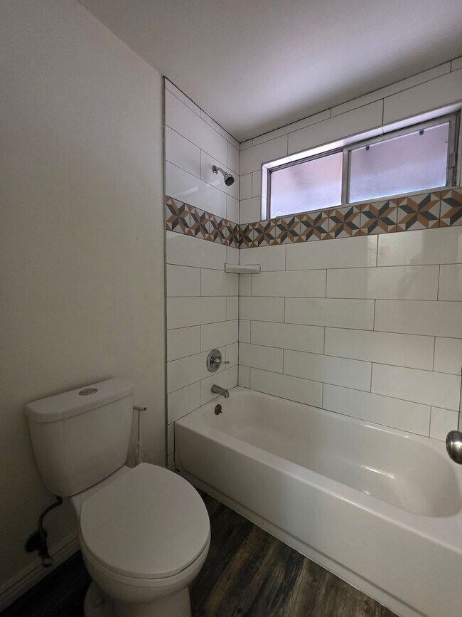 Building Photo - !!NEW PRICE DROP!! Massive 5 Bedroom Townh...