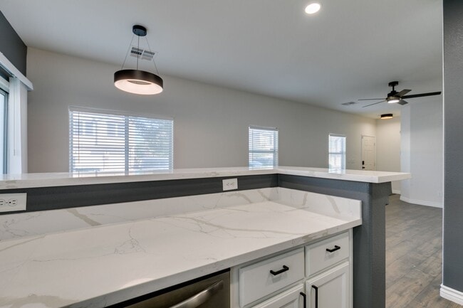 Building Photo - Stylish Townhouse Near the Strip with Dual Suites