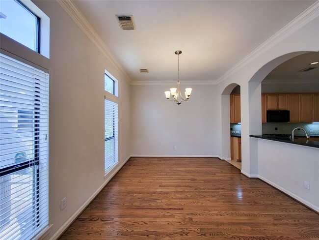 Building Photo - 604 Reinerman St