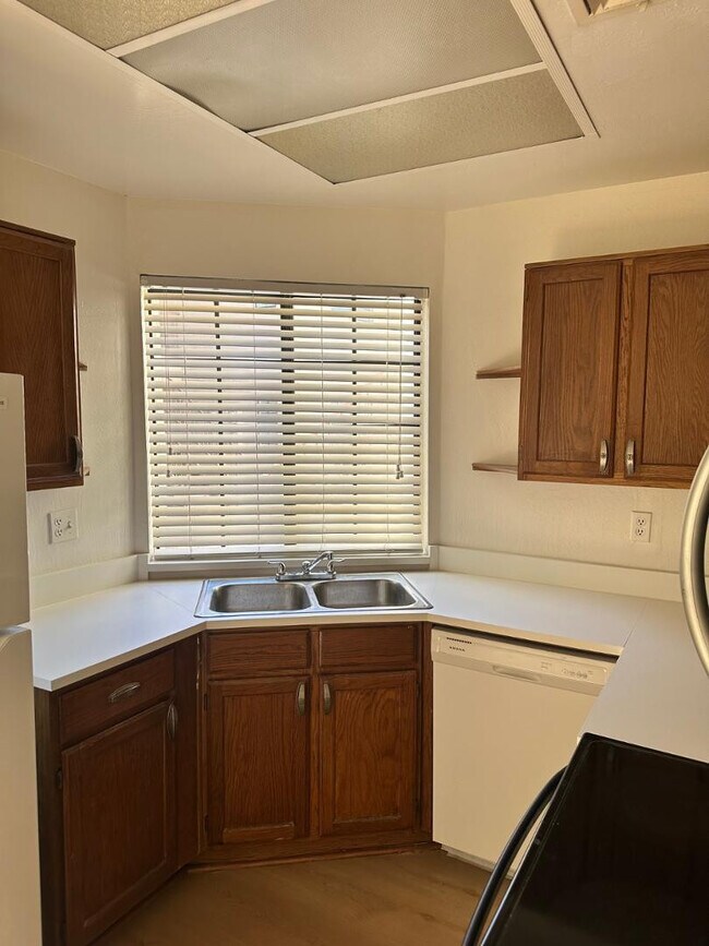 Building Photo - 930 N Mesa Dr