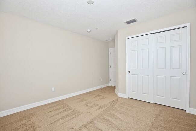 Building Photo - Beautifully Appointment 3/2 Modern Townhom...