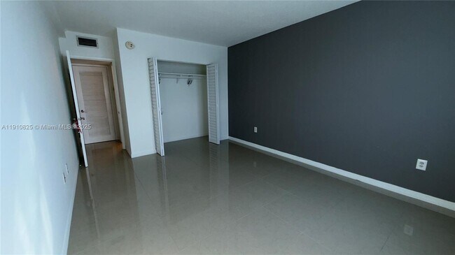 Building Photo - 400 Kings Point Dr