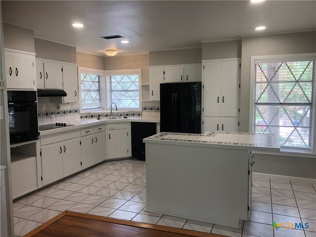 Building Photo - 1175 Canyon Dr