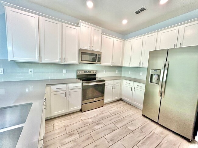 Building Photo - Upscale 3Beds/2.5Baths Townhouse living in...