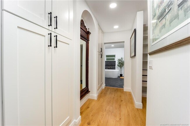 Building Photo - 533 SE Ocean Spray Terrace