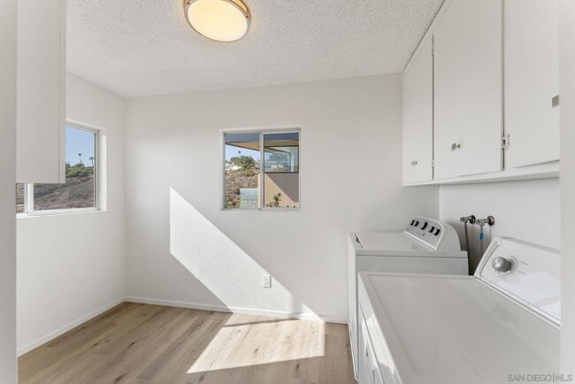 Building Photo - 5995 La Jolla Corona Dr