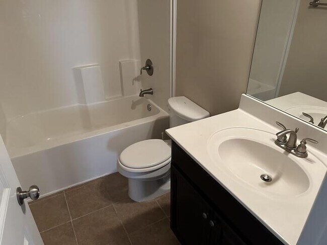 Building Photo - 3 Bed / 2 Bath Rental House in Hampton Cove