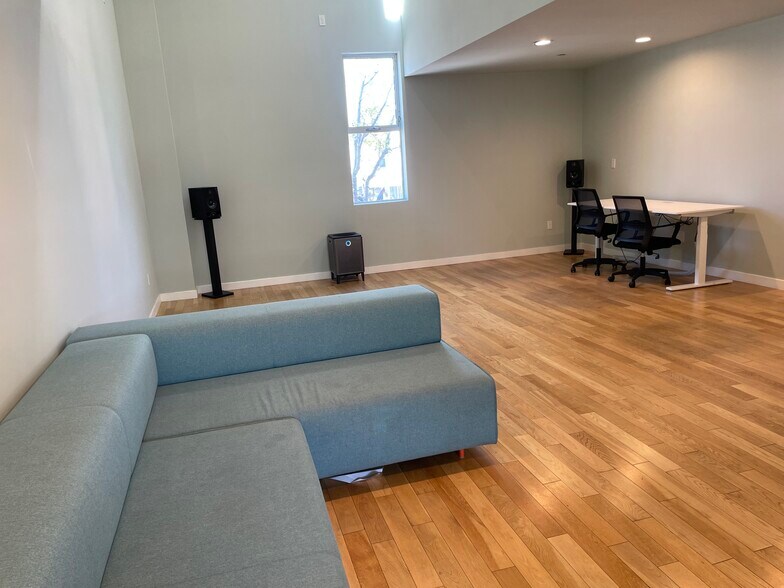 Living room - 2640 Lincoln Blvd