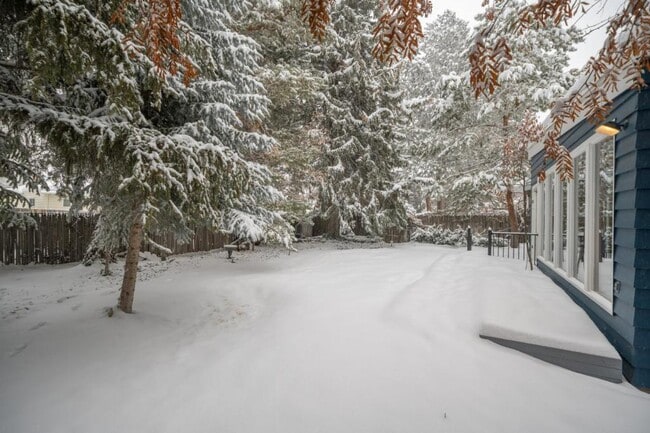 Building Photo - 225 E 25th St