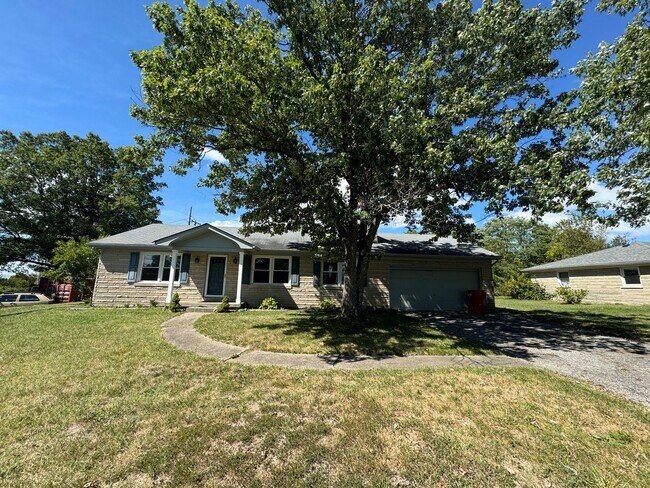 Building Photo - Charming 3-Bedroom Home in Nicholasville, 2 Car Garage! Fenced in Backyard!