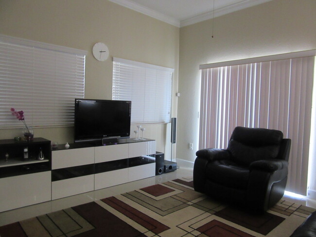 Building Photo - Lovely 3 BR / 2 BA Condo Located In Desira...