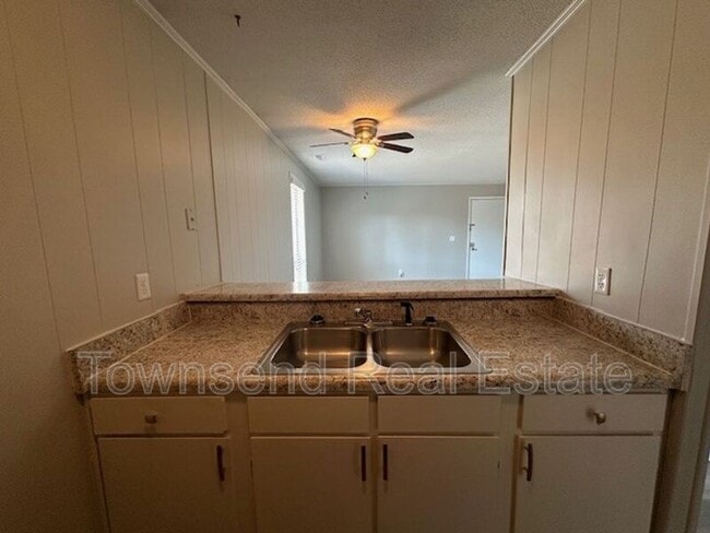 Building Photo - 5850 Century Oaks Dr