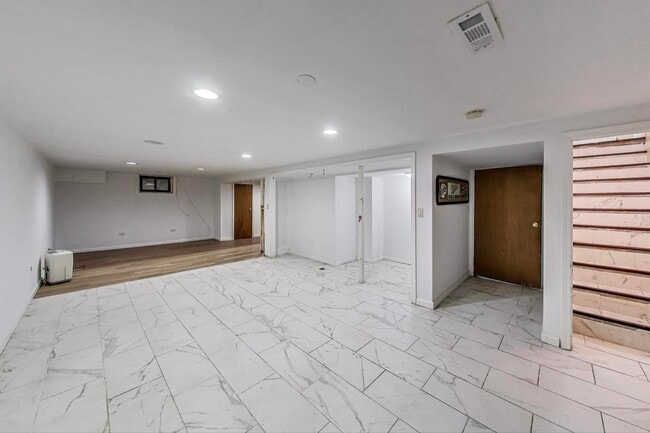 Building Photo - 135 E 55th St