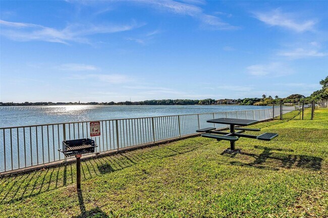 Building Photo - 2890 N Oakland Forest Dr