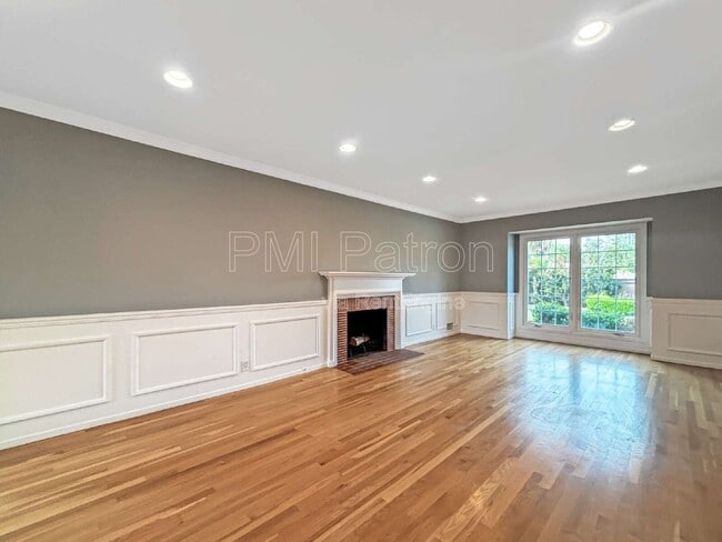 Building Photo - 5147 E Los Flores St