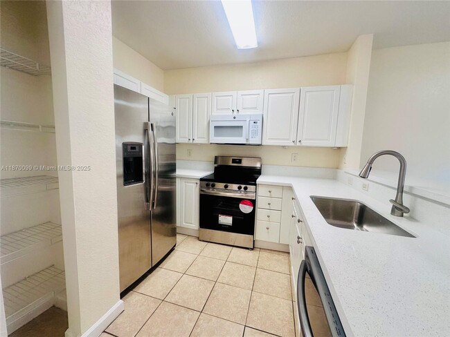 Building Photo - 1420 NE 33rd Ave