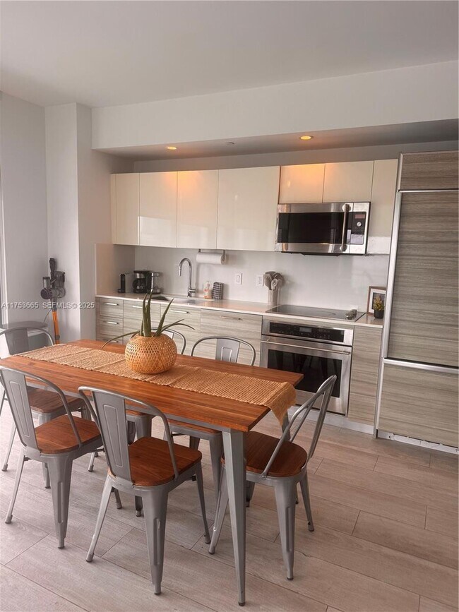 Building Photo - 121 NE 34th St