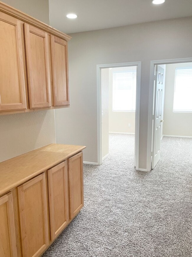 Building Photo - 4 Bedroom/2 Bath Single Level Home in Anthem! Close to freeway & TSMC Plant!