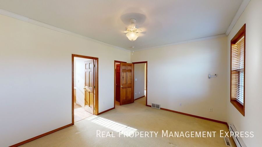 Building Photo - 305 N Pine Lake Dr
