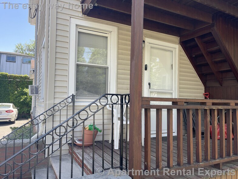 Building Photo - 123 Amory St