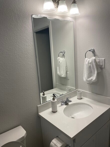 Building Photo - 214 Skybranch Ct