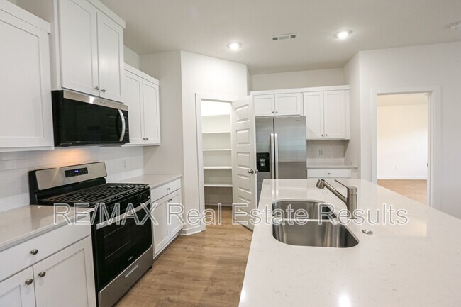 Building Photo - 203 Collie Ave