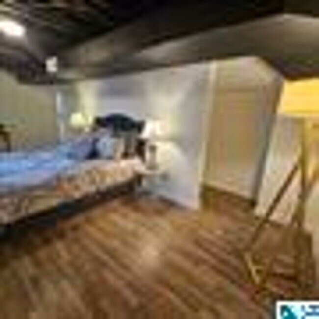 Building Photo - Charming 4 Bedroom, 1 Bathroom house