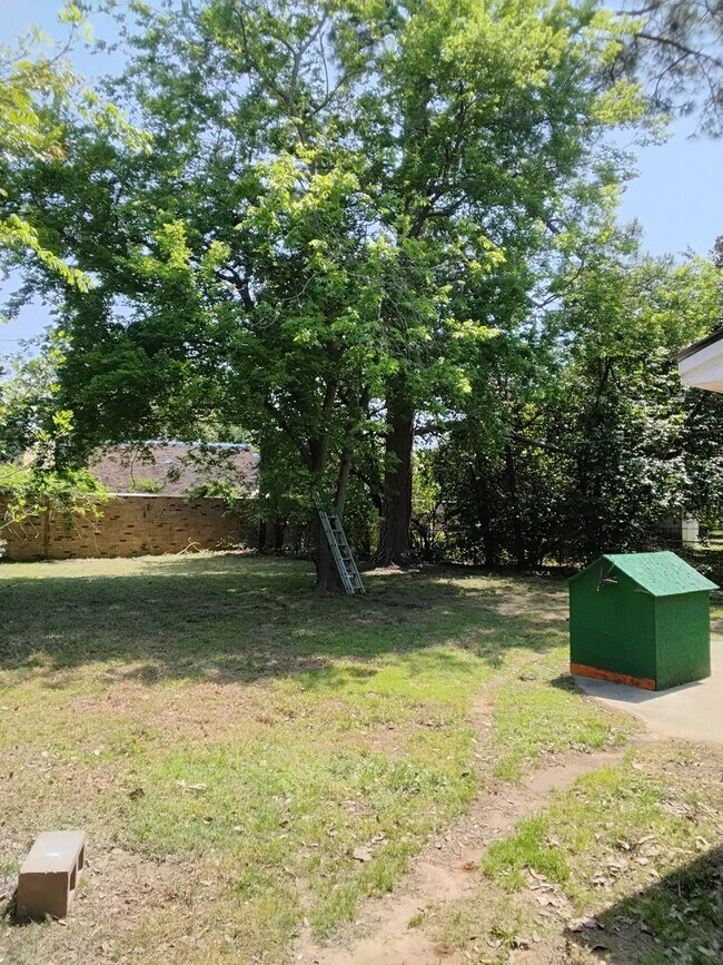 Building Photo - $500 OFF MOVE IN SPECIAL - HEART OF BROADMOOR HOME-3/1.5