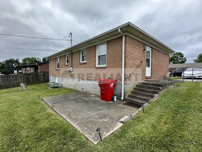 Building Photo - 530 Foxwood Dr