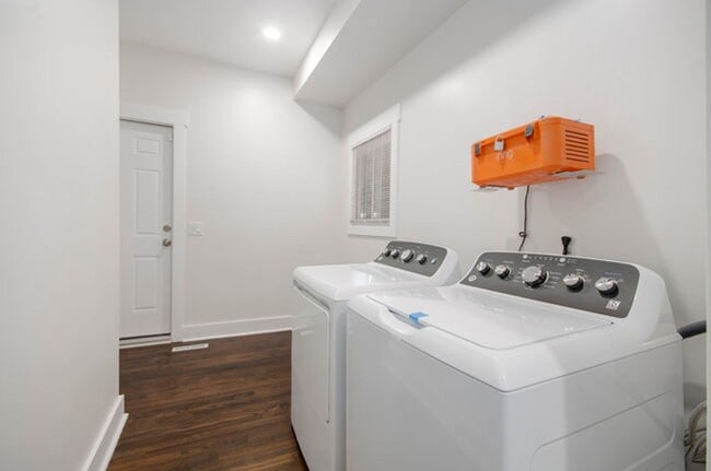 Building Photo - Lower Unit - Newly Constructed - 2 bed/2 b...