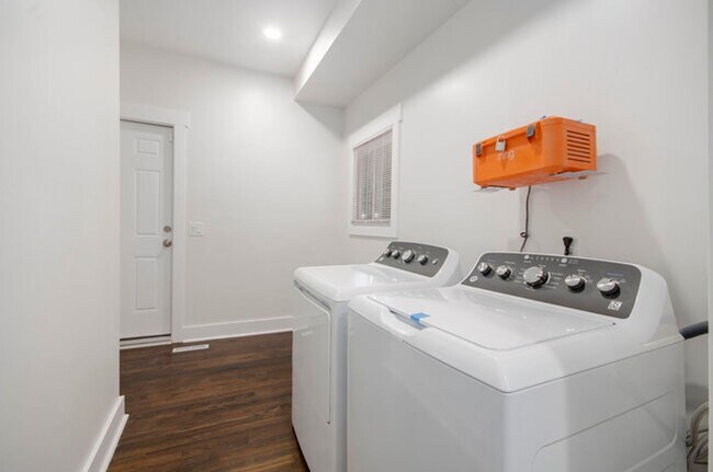 Building Photo - Lower Unit - Newly Constructed - 2 bed/2 bath - Must See!