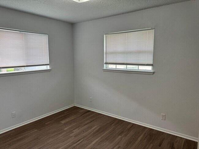 Building Photo - 132 Meadow Way
