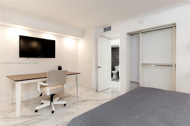 Building Photo - 1450 Brickell Bay Dr