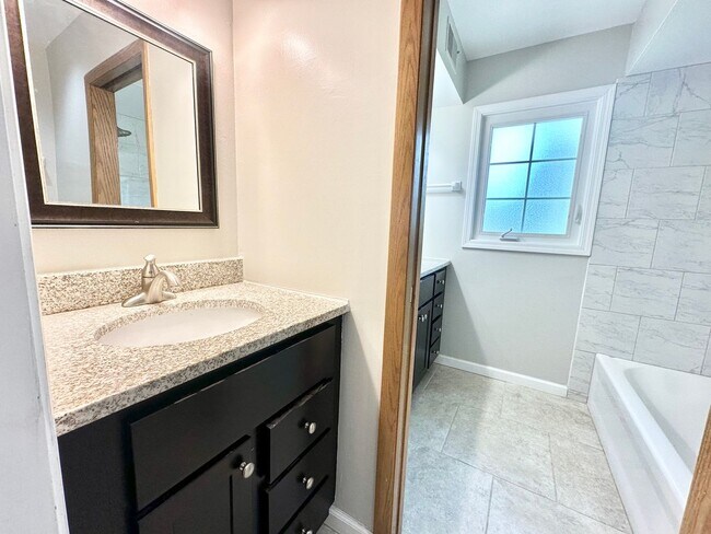 Building Photo - Desirable Mequon Home in Heart of Ville du...