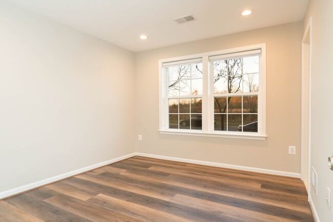 Building Photo - Eastgate Square 4 Bed 3.5 Bath Townhome