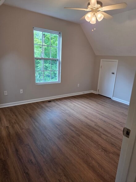 Building Photo - 3929 Acorn Dr