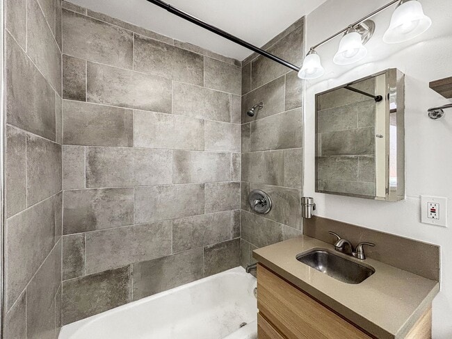 Building Photo - Gorgeous 1B/1BA Upgraded Duplex in City He...