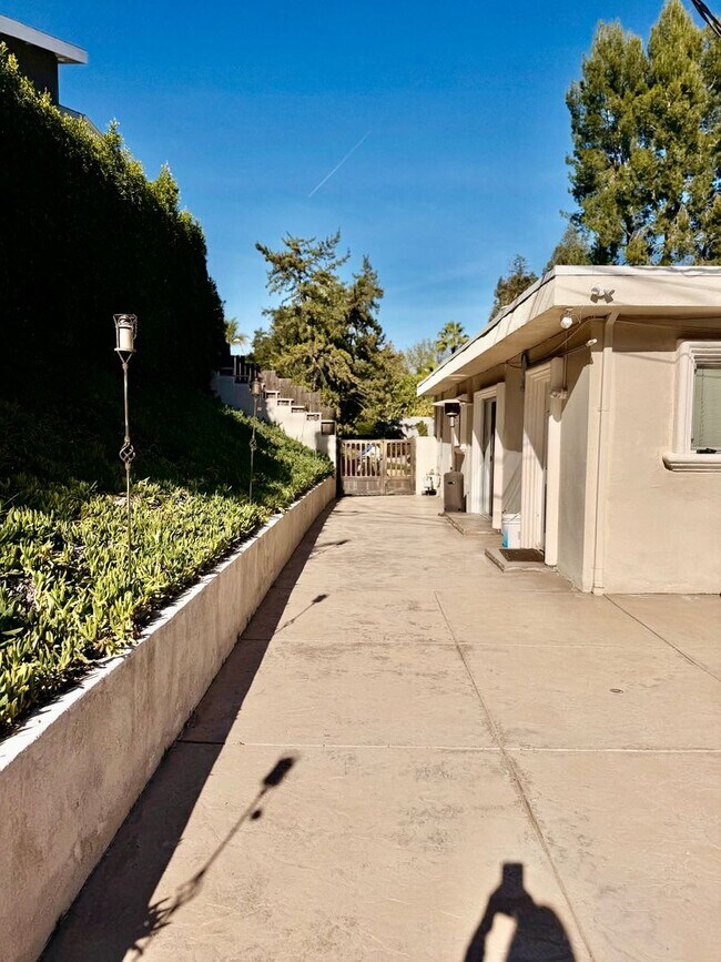 Building Photo - Gorgeous Tarzana Home