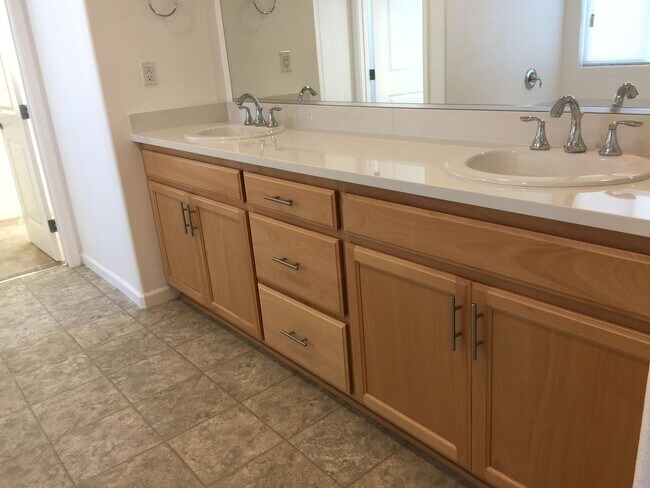 Building Photo - Spacious 3 Bedroom, newer home in South Sacramento