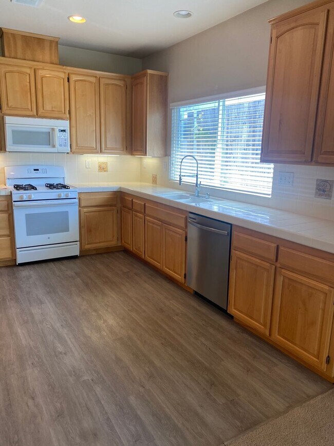 Building Photo - **Available Now Single Level  3 Bedroom 2 Bathroom with a Office**