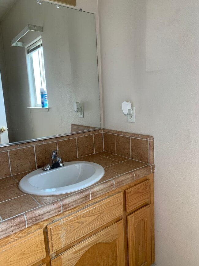 Building Photo - Spacious 2 Story 4 BR 2.5 BA Available Now