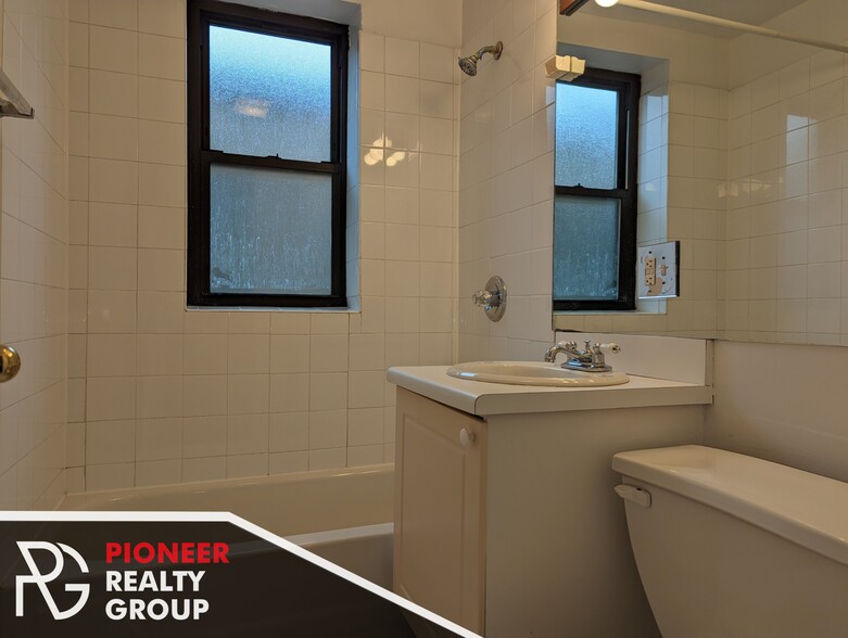 Building Photo - 912 W Dakin St