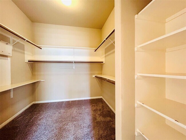 Building Photo - 2501 Farleigh Ln