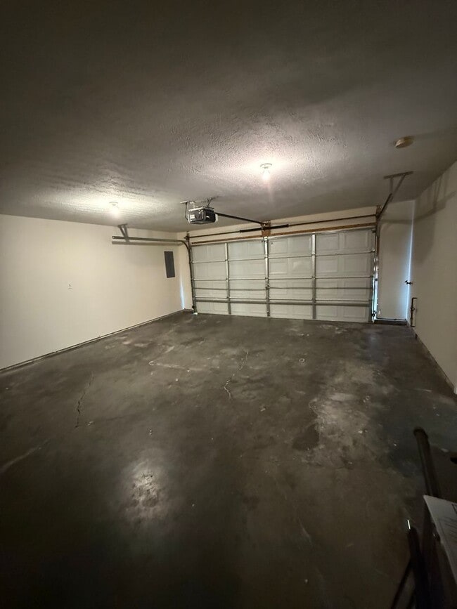Building Photo - Lovely 4 Bedroom 2.5 Bath Home in convenient West Knox location