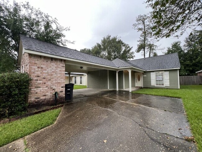 Building Photo - Must See!  Trendy 3 bedroom, 2 bath home i...