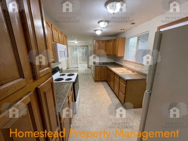 Building Photo - Explore the potential of this beautiful home!