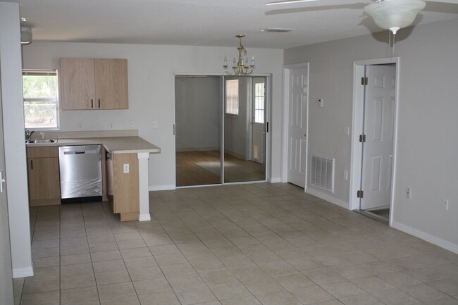 Building Photo - Very nice 4 bedroom 2 bath in beautiful se...