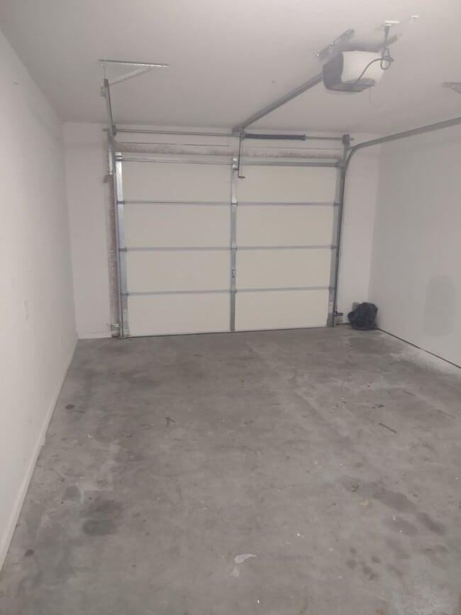 Building Photo - Corner Tri~Plex Benton KY 3 Bed 2.5 Bathrooms