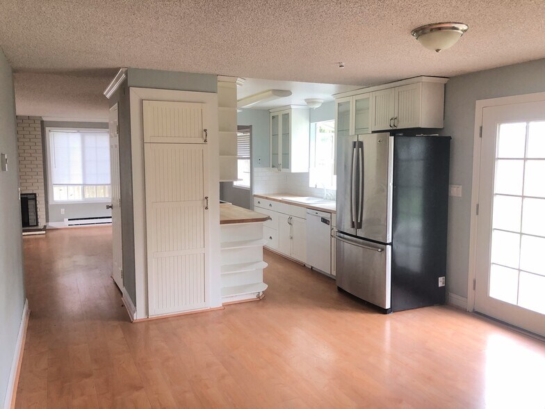 Building Photo - 3 Bed 1.5 Bath Rambler!