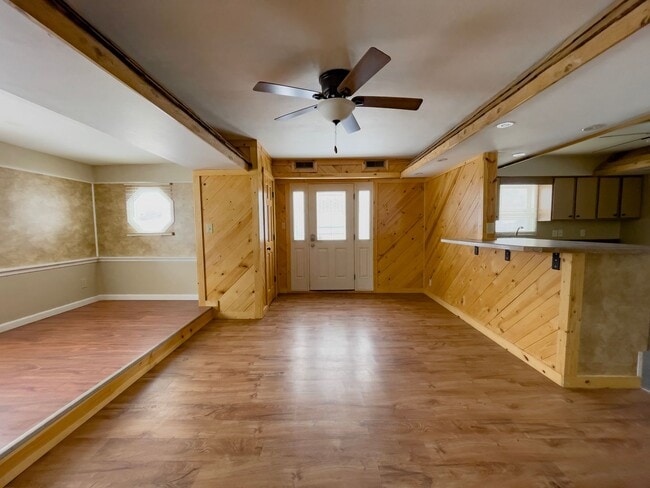 Building Photo - 2 Bedroom/ 1 Bathroom Home with Washer & Dryer Hook-ups! Large Deck! Nice Yard!